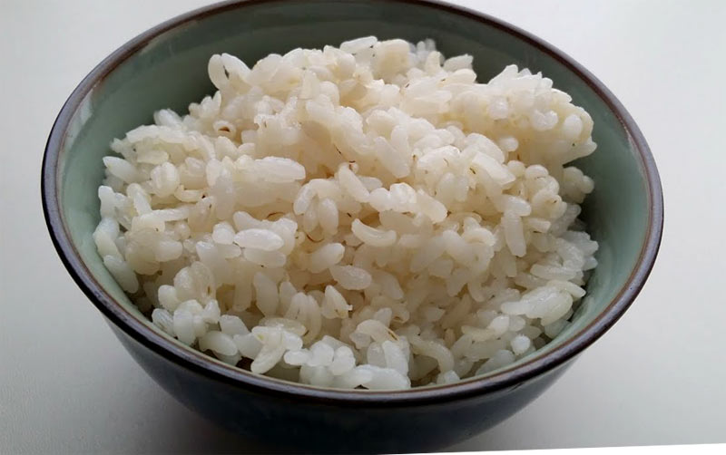 炊いた米粒麦