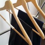 木製ハンガーに滑り止め。100均グッズでズボンが滑り落ちるのを防ぐ方法